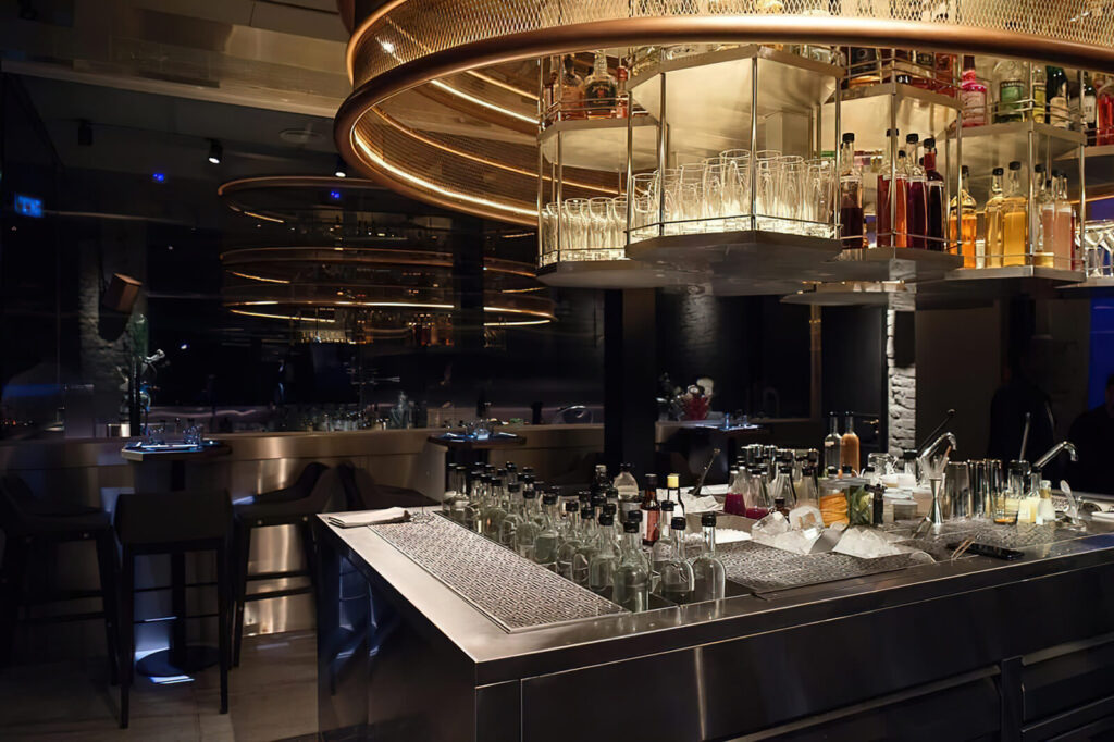 Барный остров в коктейльной лаборатории «7to1 Lab»