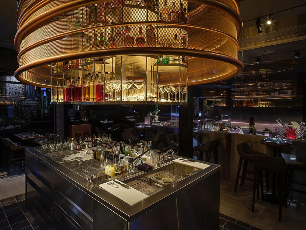 Барный остров в коктейльной лаборатории «7to1 Lab»