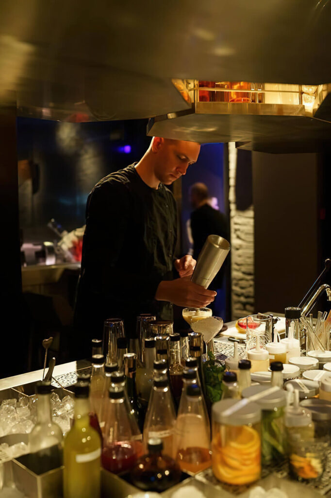 Барный остров в коктейльной лаборатории «7to1 Lab»