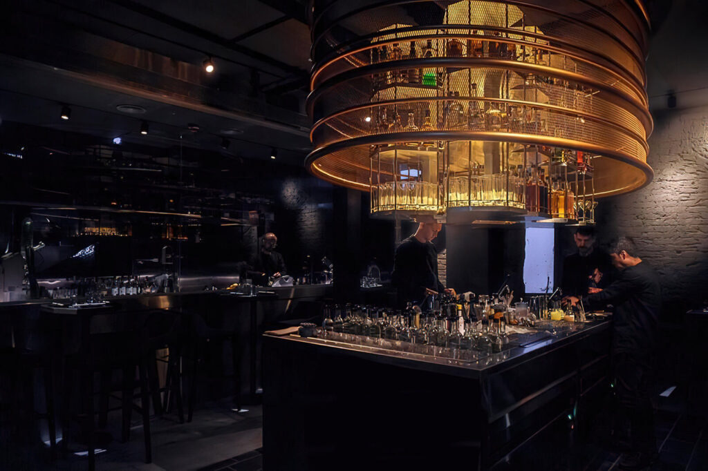 Барный остров в коктейльной лаборатории «7to1 Lab»