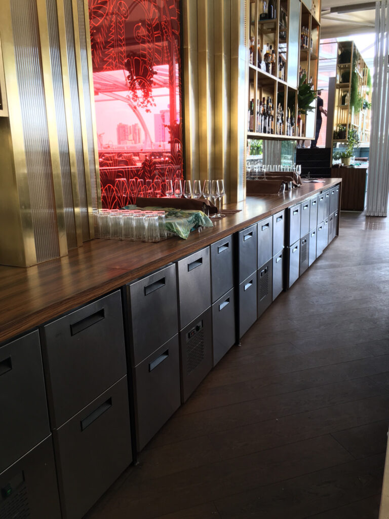 Барное нейтральное оборудование для ресторана «Maybe.»