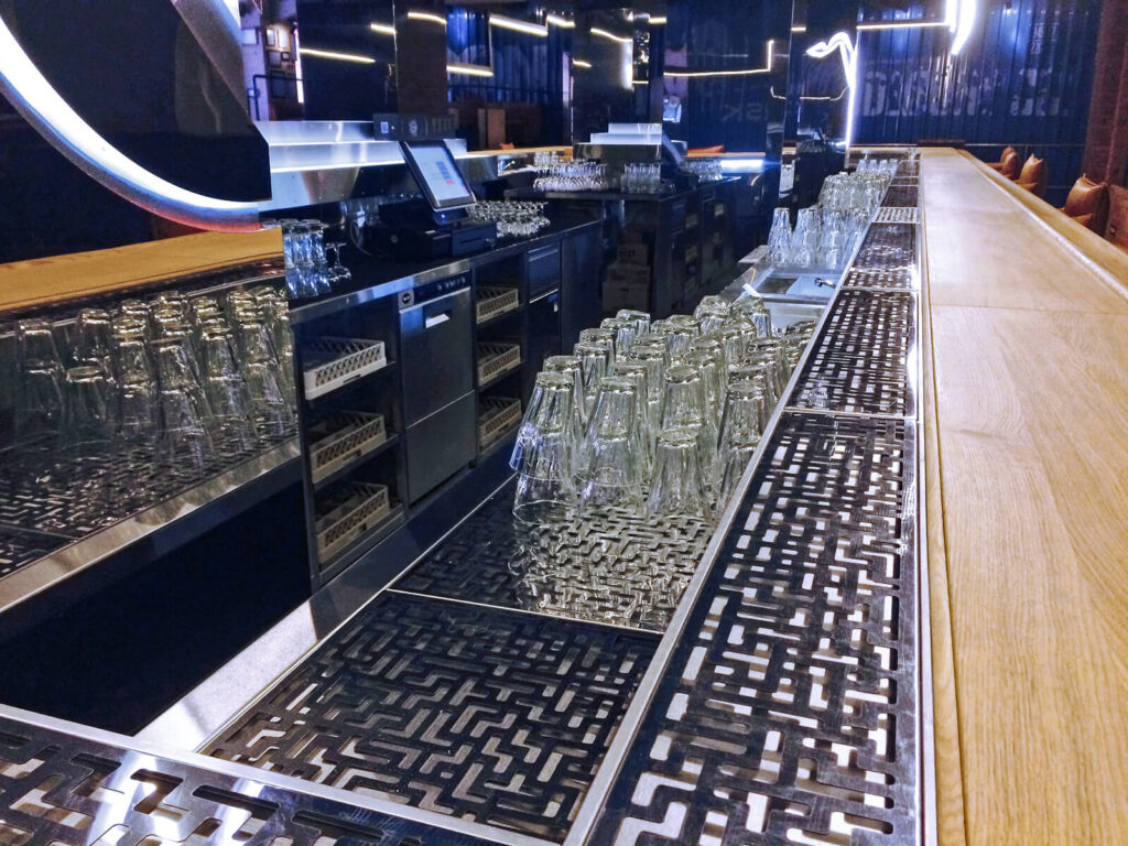 Барное нейтральное оборудование в музыкальном баре «Мумий Тролль»