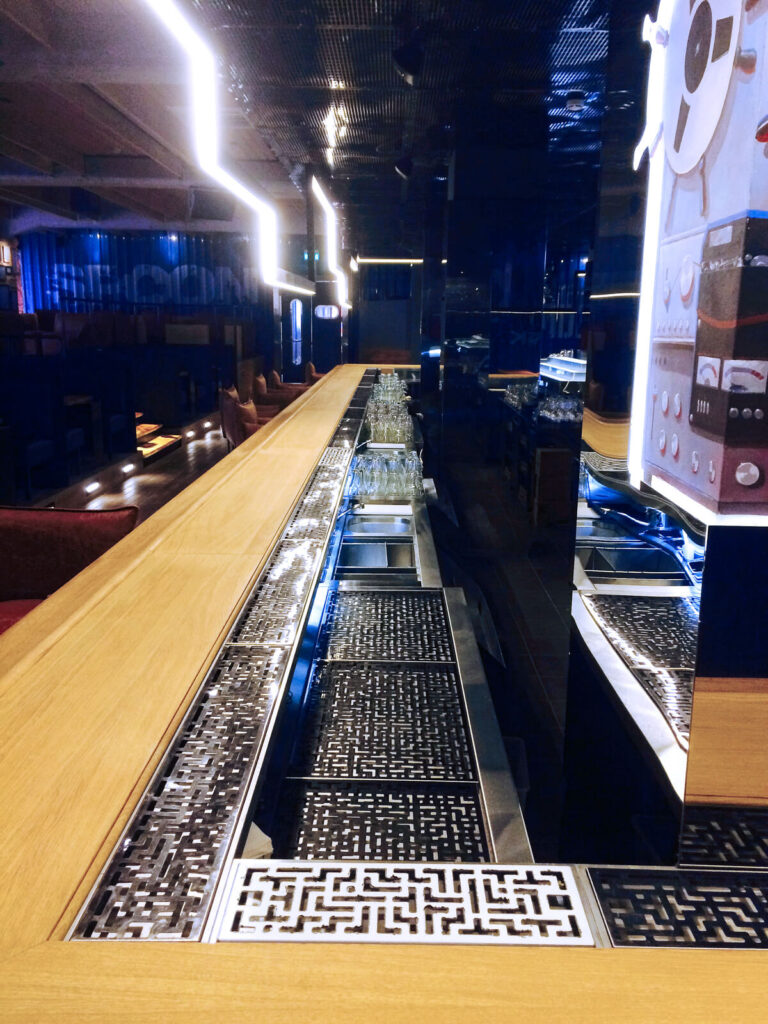 Барное нейтральное оборудование в музыкальном баре «Мумий Тролль»