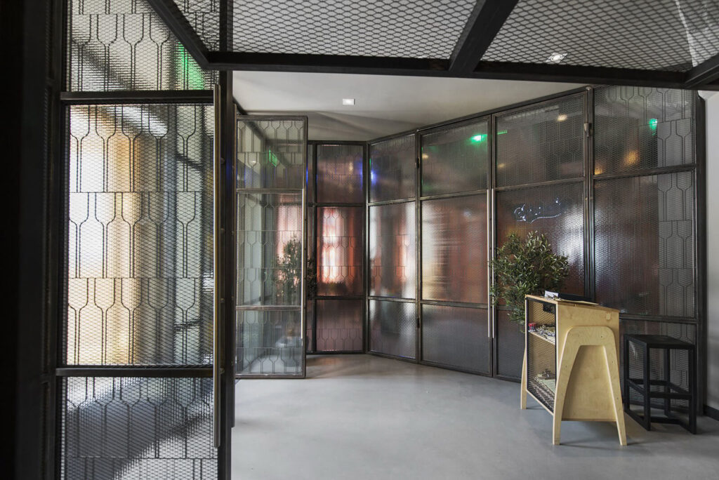 Барное нейтральное оборудование в музыкальном баре «Мумий Тролль»