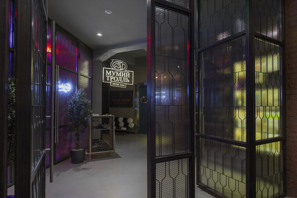 Барное нейтральное оборудование в музыкальном баре «Мумий Тролль»