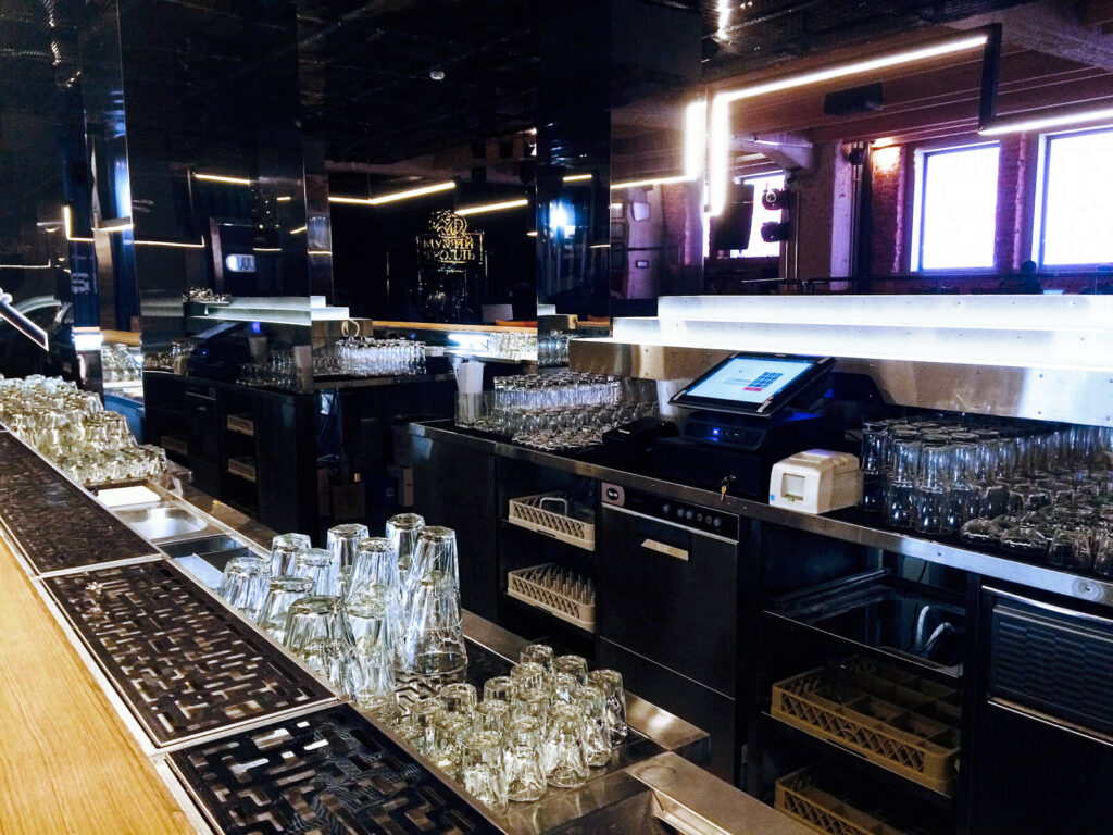 Барное нейтральное оборудование в музыкальном баре «Мумий Тролль»