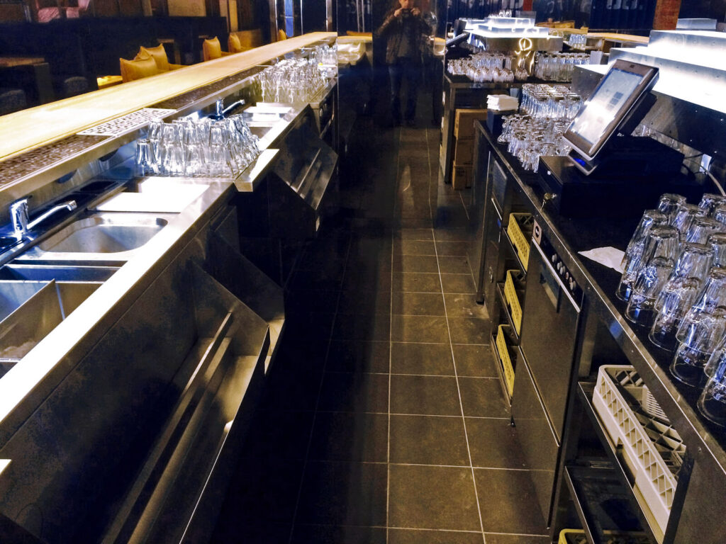 Барное нейтральное оборудование в музыкальном баре «Мумий Тролль»