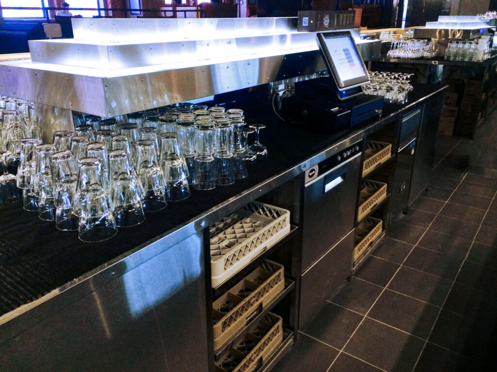 Барное нейтральное оборудование в музыкальном баре «Мумий Тролль»