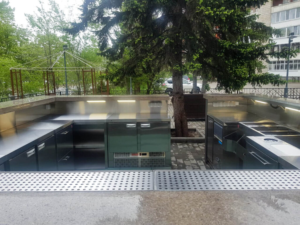 Наружное барное нейтральное оборудование на территории ресторана «Шафран»