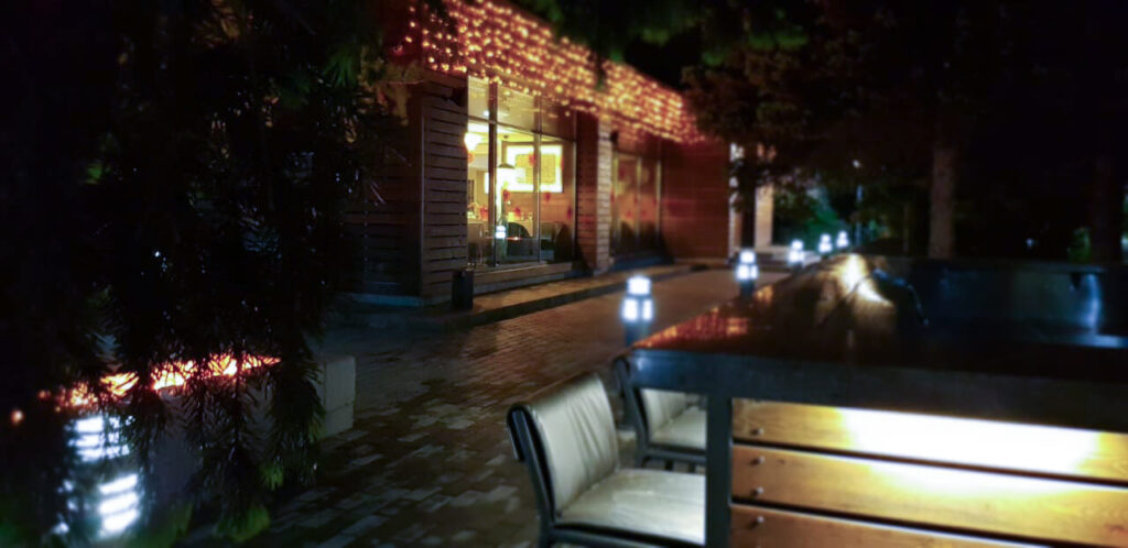 Наружное барное нейтральное оборудование на территории ресторана «Шафран»