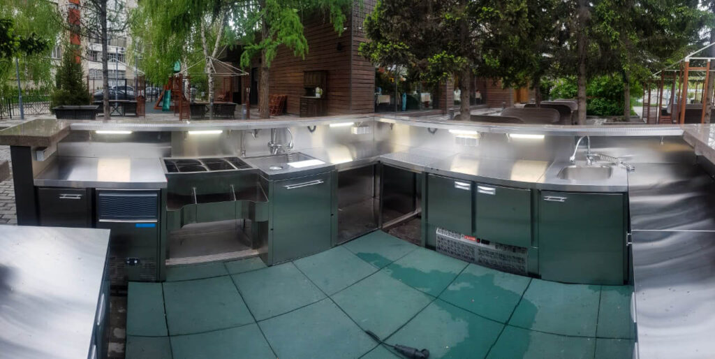 Наружное барное нейтральное оборудование на территории ресторана «Шафран»