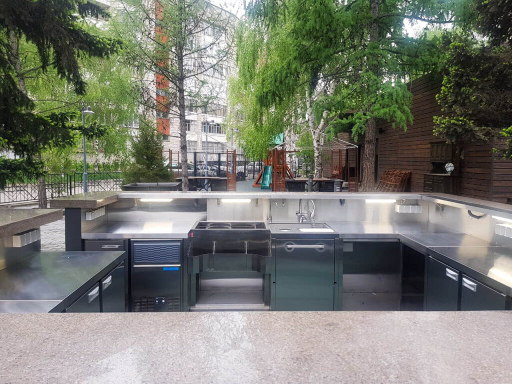 Наружное барное нейтральное оборудование на территории ресторана «Шафран»