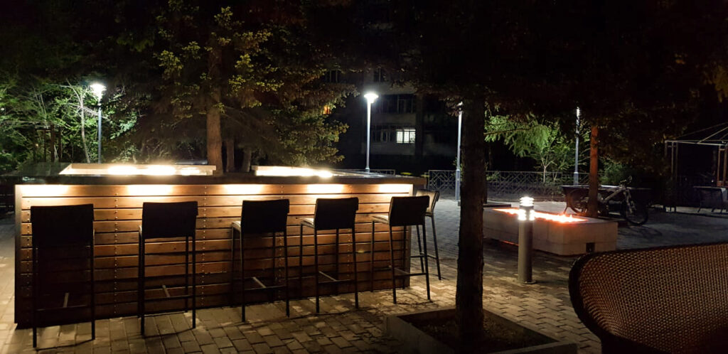 Наружное барное нейтральное оборудование на территории ресторана «Шафран»