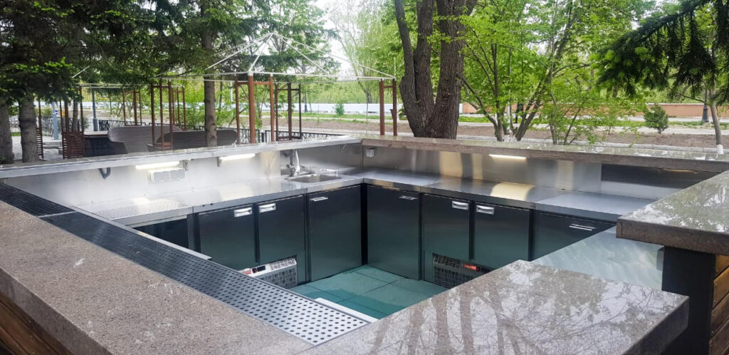 Наружное барное нейтральное оборудование на территории ресторана «Шафран»