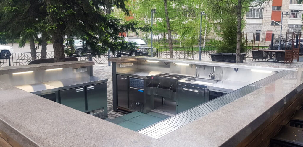 Наружное барное нейтральное оборудование на территории ресторана «Шафран»