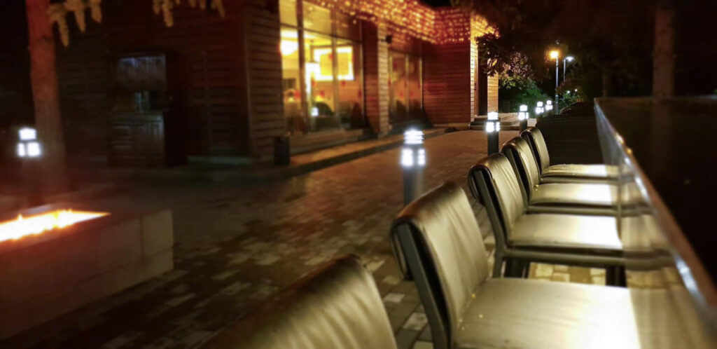 Наружное барное нейтральное оборудование на территории ресторана «Шафран»