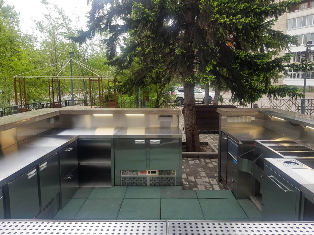 Наружное барное нейтральное оборудование на территории ресторана «Шафран»