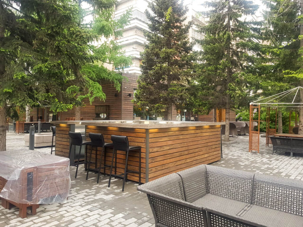 Наружное барное нейтральное оборудование на территории ресторана «Шафран»