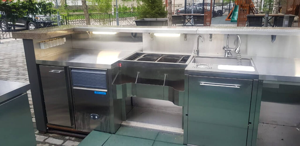 Наружное барное нейтральное оборудование на территории ресторана «Шафран»