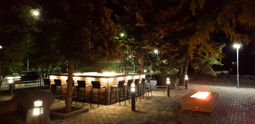 Наружное барное нейтральное оборудование на территории ресторана «Шафран»