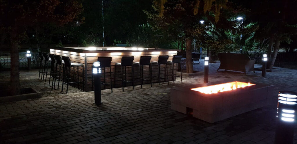 Наружное барное нейтральное оборудование на территории ресторана «Шафран»