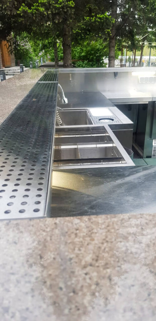 Наружное барное нейтральное оборудование на территории ресторана «Шафран»